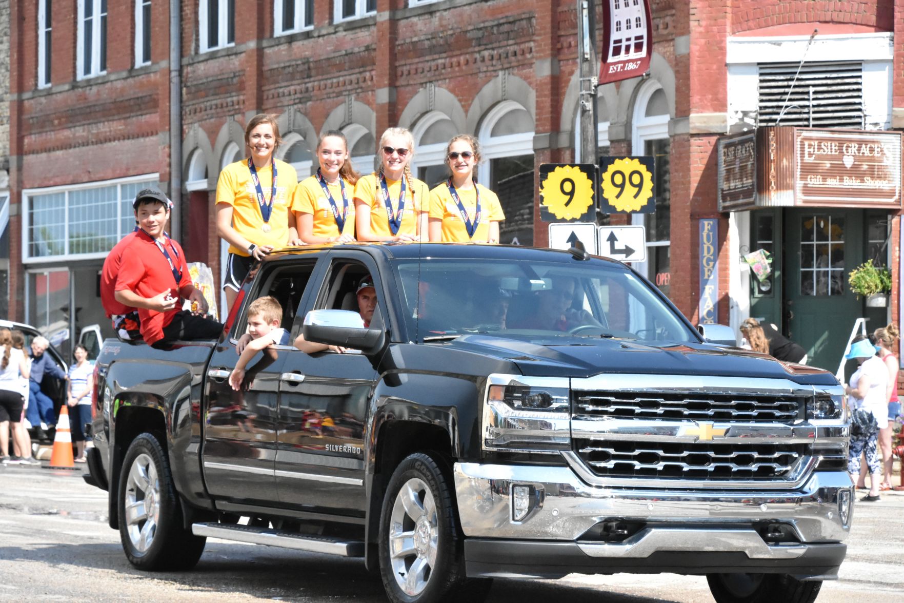 Frankfort parade features spring sports champs